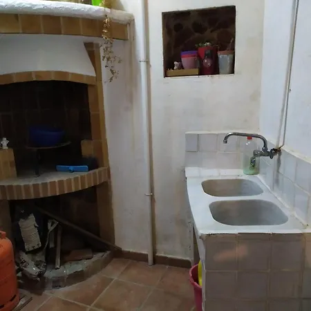 Casa De Piedra En El Casco Antiguo De