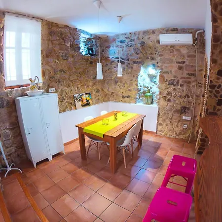 Casa De Piedra En El Casco Antiguo De *